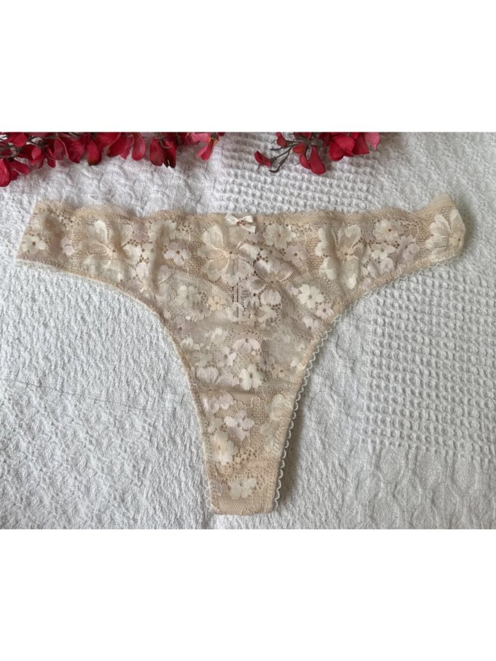 VICTORIA'S SECRET L BODY BY VICTORIA CREAM CHARM LACE FLORAL THONG PANTIES NWT
